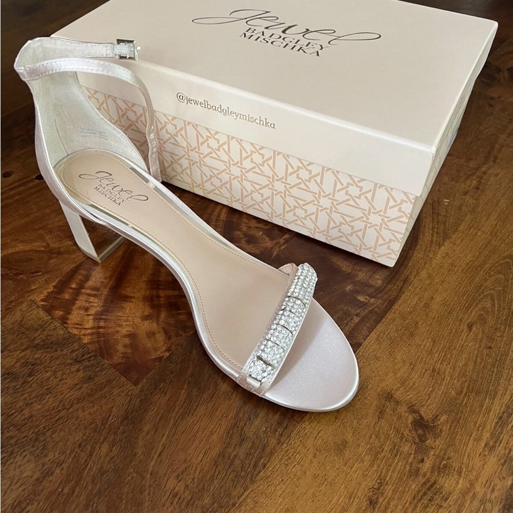 Jewel Badgley Mischka Ramsay Sandals Champagne Satin 9.5 M